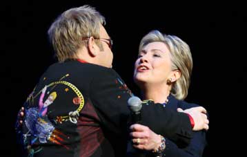 Για τη Χίλαρι Κλίντον τραγούδησε ο Έλτον Τζον