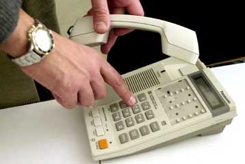 «Ποινή» στους παρόχους για υπερβολική αναμονή στα τηλεφωνικά κέντρα ζητά το ΙΝΚΑ