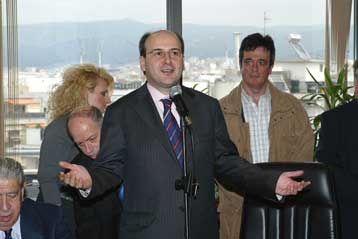 Εγκαίνια των «έξυπνων στάσεων» στα λεωφορεία της Θεσσαλονίκης