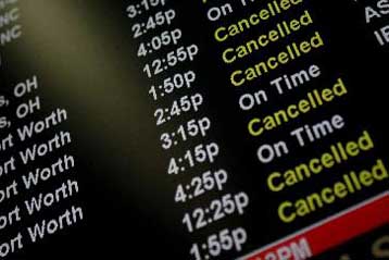 Ταλαιπωρία για δεκάδες χιλιάδες Αμερικανούς επιβάτες μετά από ακυρώσεις πτήσεων