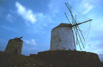 Μικρές τσιμεντουπόλεις θυμίζουν πολλά κυκλαδίτικα νησιά