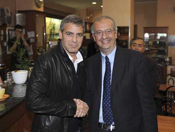 Την υποστήριξή του στον Βελτρόνι εξέφρασε ο Τζορτζ Κλούνι