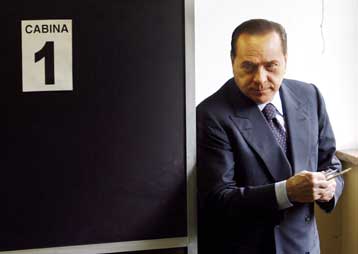 Η Ιταλία στις κάλπες, ο «αιώνιος» Μπερλουσκόνι κόντρα στον δήμαρχο Βελτρόνι
