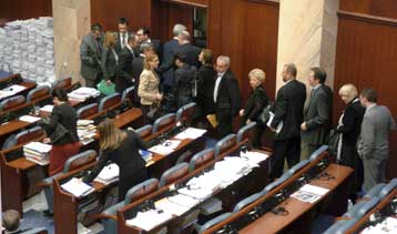 Την 1η Ιουνίου θα γίνουν οι πρόωρες εκλογές στην ΠΓΔΜ