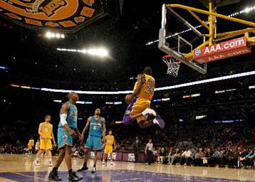 Στη νίκη κόντρα στους Χόρνετς οδήγησε τους Λέικερς ο Κόμπι Μπράιαντ