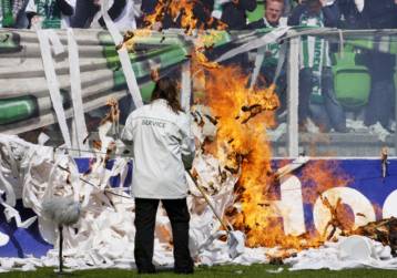 Αναβολή για το Χρόνινχεν – Αγιαξ λόγω φωτιάς στις κερκίδες