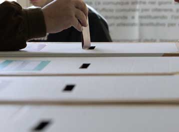 Σε ρυθμό εκλογών και τη Δευτέρα η Ιταλία, οι… οιωνοί δείχνουν Μπερλουσκόνι