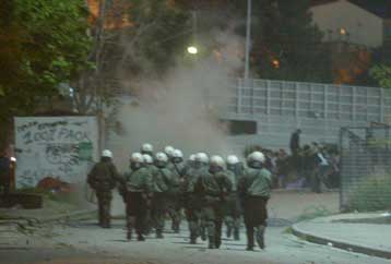 Πολιορκία στην Τούμπα από εξαγριωμένους οπαδούς μετά την «τεσσάρα»