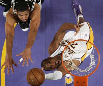 Νίκη πρωτιάς στη Δυτική Περιφέρεια για τους Λέικερς επί των Σπερς