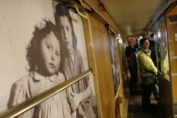 Τρένο-έκθεση με οδυνηρές μνήμες του Ολοκαυτώματος έφτασε στο Βερολίνο