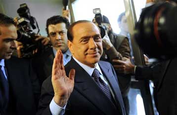 Στα χέρια του Σίλβιο Μπερλουσκόνι επιστρέφουν -οριακά- την Ιταλία τα exit poll