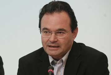 Τις ιδιωτικοποιήσεις και την πορεία της οικονομίας φέρνει στη Βουλή το ΠΑΣΟΚ