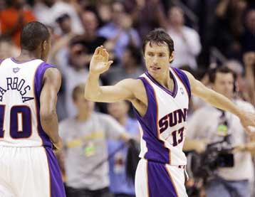 Οι Σανς κέρδισαν τους Ουόριορς με 122-116 και τους «πέταξαν» από τα πλέι οφ