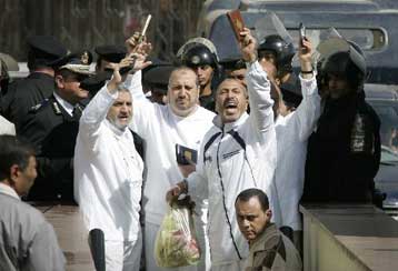 Πολυετείς ποινές από αιγυπτιακό δικαστήριο σε μέλη των Αδελφών Μουσουλμάνων