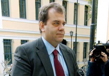 Την απομάκρυνση του Σπ.Κλαδά φέρεται να έχει αποφασίσει η κυβέρνηση