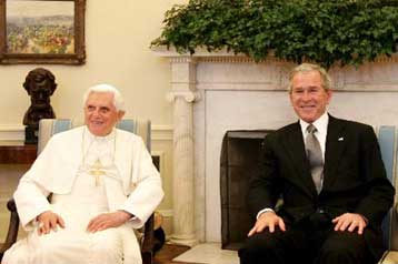 Δεκτός με τιμές έγινε ο Πάπας Βενέδικτος ΙΣτ από τον Τζορτζ Μπους