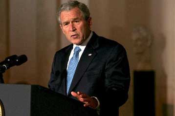 Σταθεροποίηση των εκπομπών CO2 μέχρι το 2025 προδιαγράφει ο Τζορτζ Μπους