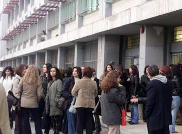 Μονιμοποίηση υπό όρους για χιλιάδες αναπληρωτές δασκάλους και καθηγητές