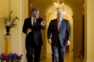 Τετ-α-τετ του Γκόρντον Μπράουν με τους τρεις υποψήφιους για την προεδρία των ΗΠΑ