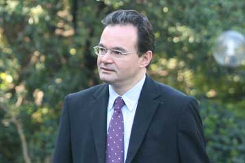 Πρόταση νόμου για τον υπερδανεισμό των νοικοκυριών θα φέρει στη Βουλή το ΠΑΣΟΚ