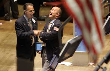 Με θετικό πρόσημο έκλεισαν την εβδομάδα τα χρηματιστήρια σε ΗΠΑ και Ευρώπη