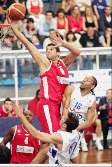 Ο Ολυμπιακός έθεσε τον Πανελλήνιο εκτός τετράδας με 72-69 στην παράταση