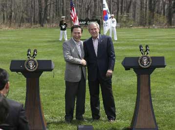 Πυρηνικά και εμπορικά ζητήματα επί τάπητος στη συνάντηση Μπους με τον πρόεδρο της Ν.Κορέας