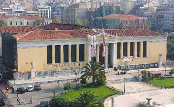 Νεαροί άρπαξαν ασύρματο από αστυνομικό στα Προπύλαια