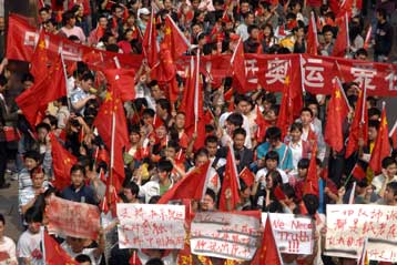 Να κατευνάσει τους Κινέζους διαδηλωτές επιχειρεί το Πεκίνο