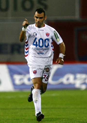 Σαμπάνιες στη πλατεία, κόλλυβα στο Περιστέρι