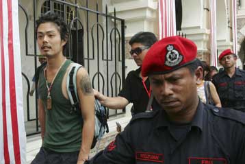 Με συλλήψεις άρχισε η Ολυμπιακή Λαμπαδηδρομία στη Μαλαισία