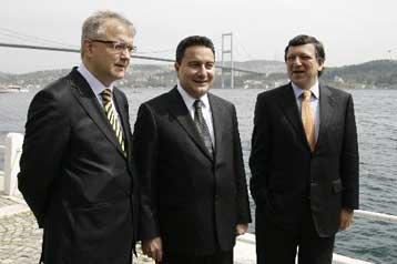 Δυνατή η ένταξη της Τουρκίας σε ορίζοντα 15ετίας, σύμφωνα με τον Όλι Ρεν