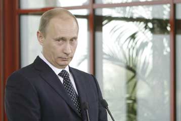 Αναστέλλει την κυκλοφορία της η ρωσική εφημερίδα που «πάντρεψε» τον Πούτιν