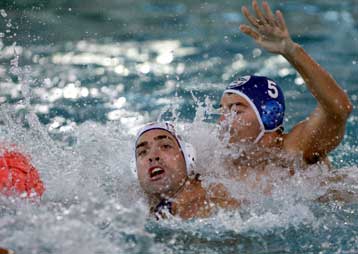 «Βούλιαξε» τον Εθνικό ο Ολυμπιακός στον πρώτο τελικό