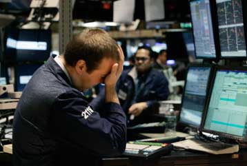 Οριακές διακυμάνσεις στη Γουόλ Στριτ, πτώση στα ευρωπαϊκά χρηματιστήρια τη Δευτέρα