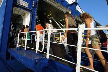 Σύγκρουση δύο επιβατικών πλοίων στο λιμάνι του Πειραιά