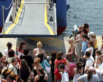 Τα ξημερώματα της Μ.Τρίτης έληξε η περιπέτεια των 112 επιβατών του «Ροδάνθη»