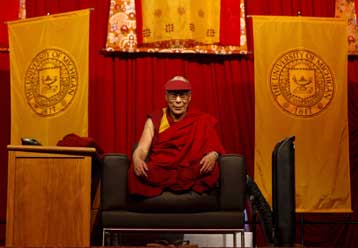 Επίτιμος δημότης του Παρισιού ο Δαλάι Λάμα