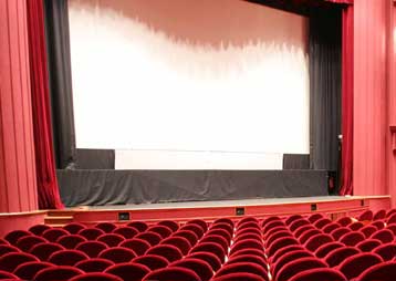 Μειώνονται τα εισιτήρια στο σινεμά, με κλείσιμο απειλούνται οκτώ αίθουσες