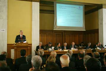 Επιβράδυνση της ανάπτυξης στο 3,5% και άλμα του πληθωρισμού στο 4% προβλέπει η ΤτΕ