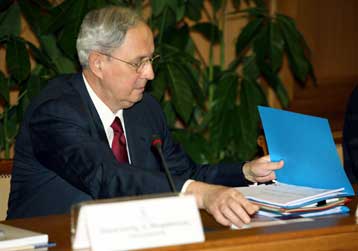 Πυρά Αντιπολίτευσης, ΓΣΕΕ κατά Γκαργκάνα για συστάσεις περί παγώματος μισθών