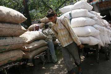 Εκατομμύρια άνθρωποι απειλούνται όλο και περισσότερο από την επισιτιστική κρίση