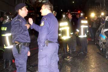 Επίθεση κουκουλοφόρων κατά αστυνομικών στα Εξάρχεια τα ξημερώματα της Μ.Τετάρτης