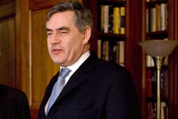 Εμπάργκο όπλων στη Ζιμπάμπουε σχεδιάζει να ζητήσει ο Γκόρντον Μπράουν