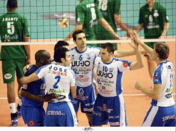 Αγκαλιά με τον τίτλο ο Ηρακλής μετά τη δεύτερη νίκη του επί του Παναθηναϊκού