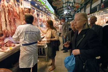 Αυξημένη η κίνηση στην πασχαλινή αγορά με το βλέμμα στην τιμή του οβελία