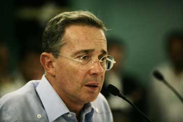 Επιβεβαίωσε ο Ουρίμπε την ύπαρξη έρευνας για τον ρόλο του σε σφαγή το 1997