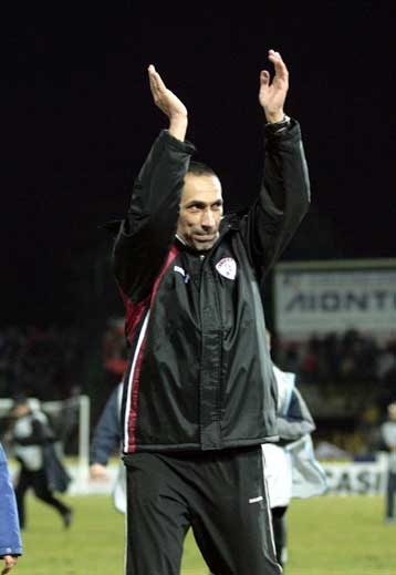 Αποχώρησε από τη Λάρισα ο Δώνης με την ΑΕΚ στο… βάθος