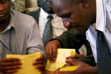 Εμπάργκο πώλησης όπλων κατά της Ζιμπάμπουε εξετάζει η διεθνής κοινότητα