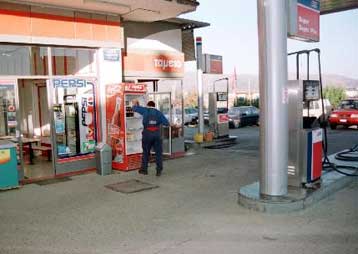 Έως το 1,40 το λίτρο πωλείται η βενζίνη στα βενζινάδικα της εθνικής